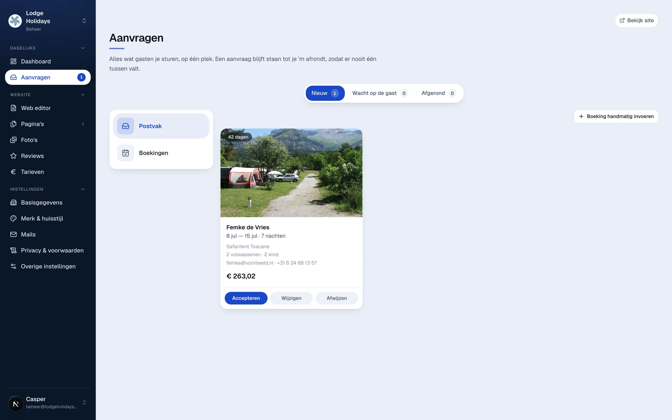 Velify-beheeromgeving: een boekingsaanvraag met knoppen voor accepteren, wijzigen en afwijzen